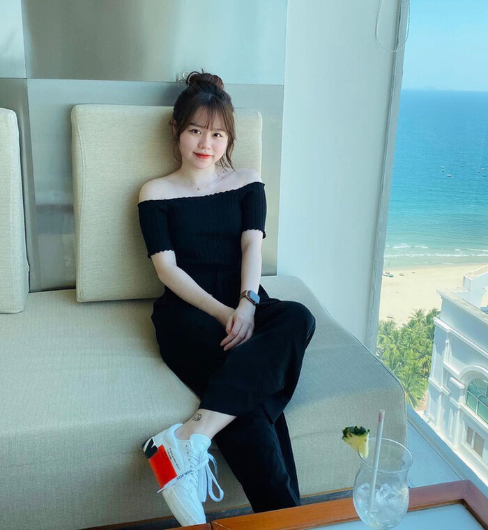 Khi còn thân thiết, Huỳnh Anh và Thảo Uyên thường xuyên ngồi cùng nhau bên dưới khán đài trong các trận đấu của CLB Hà Nội.