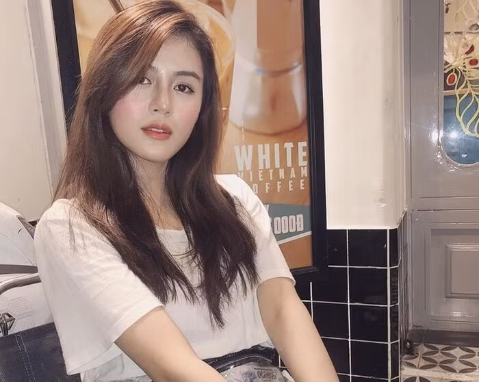 "Hot girl võ thuật" tên thật là Nguyễn Lê Thảo Uyên, sinh năm 1997, tại Lâm Đồng. Cô nàng từng bị đồn là người yêu của cầu thủ Mạch Ngọc Hà. Dù phủ nhận nhưng cả hai bị "soi" ra nhiều chi tiết hẹn hò.