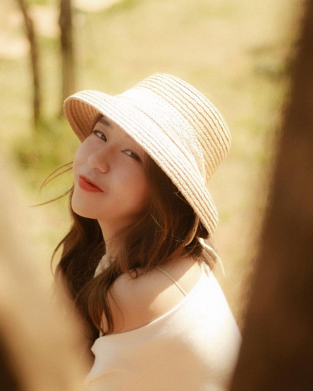 Mặc dù sinh ra trong gia đình có điều kiện, thế nhưng Thanh Bình không hề ỷ lại cha mẹ. Cô nàng hiện đang tự mở ra brand quần áo riêng do Bình làm chủ, tự design, tự marketing...