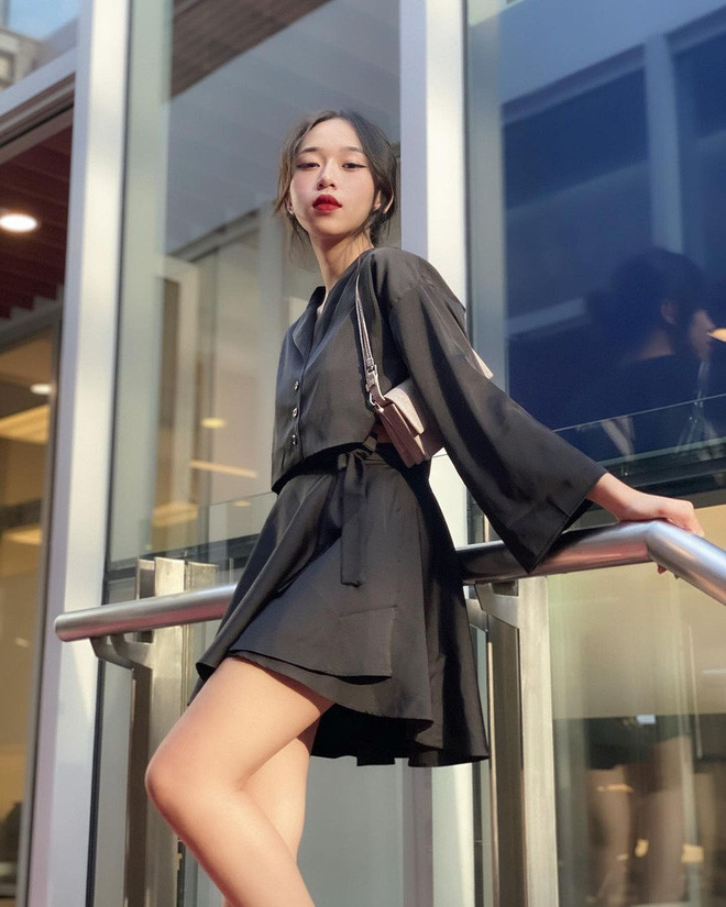 Là sinh viên của trường dành cho con nhà giàu nên những gì mà hot girl RMIT này đăng tải trên MXH cũng chỉ xoay quanh cuộc sống sang chảnh, hàng hiệu ngập tràn.