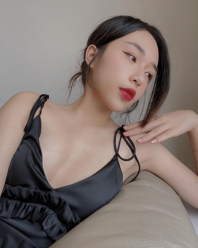 Thanh Bình cũng là cái tên từng nổi đình đám trên MXH với việc tự mở brand quần áo riêng dù tuổi còn khá nhỏ. Cô nàng này cũng may mắn thừa hưởng trọn vẹn gene di truyền vượt trội về nhan sắc từ mẹ.