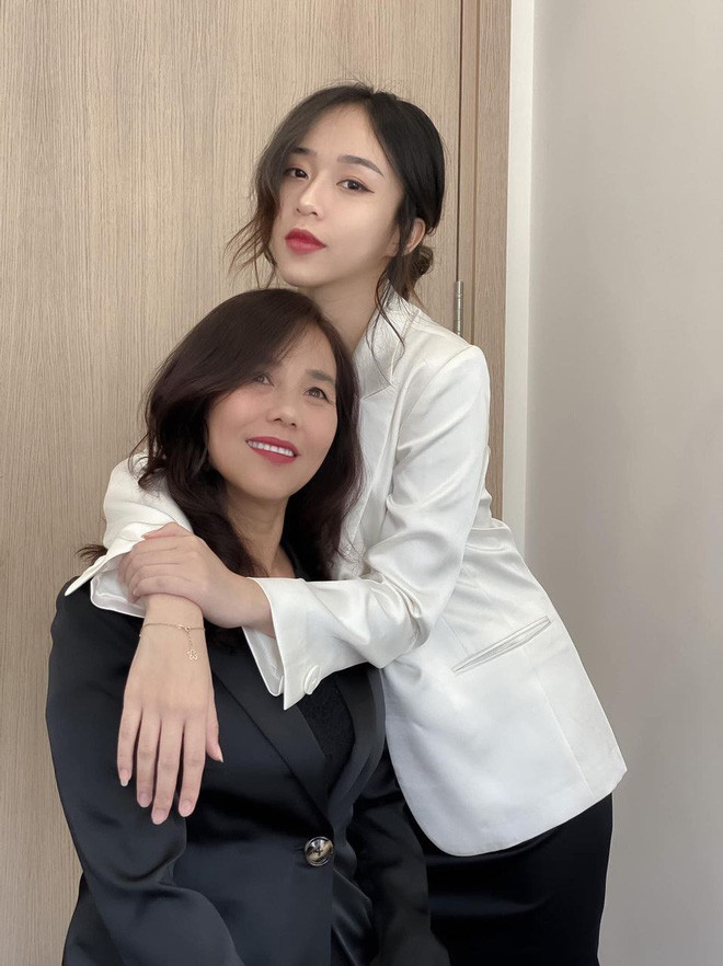 Trương Thanh Bình (sinh năm 2001, sinh viên ĐH RMIT) mới đây đã khiến cư dân mạng chú ý khi đăng tải hình ảnh chụp cùng mẹ lên trang cá nhân. Mẹ của hot girl RMIT này sở hữu vẻ đẹp trẻ trung, dù đã 50 tuổi nhưng người mẹ này vẫn có làn da mịn, tươi tắn.