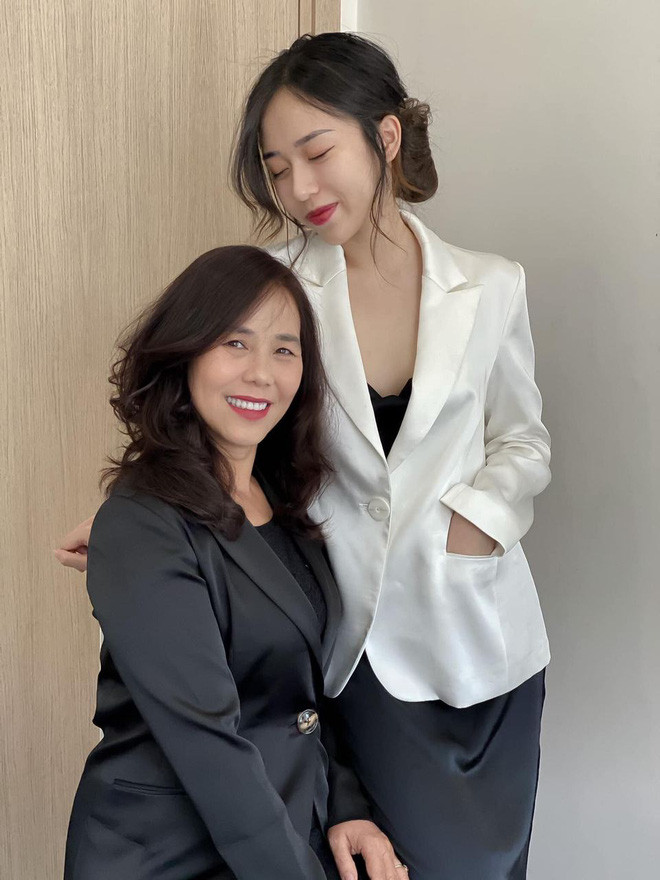 Sau khi dành nhiều lời khen ngợi cho bác gái, dân tình cũng không quên xuýt xoa trước vẻ ngoài cá tính và xinh đẹp của gái xinh RMIT này.