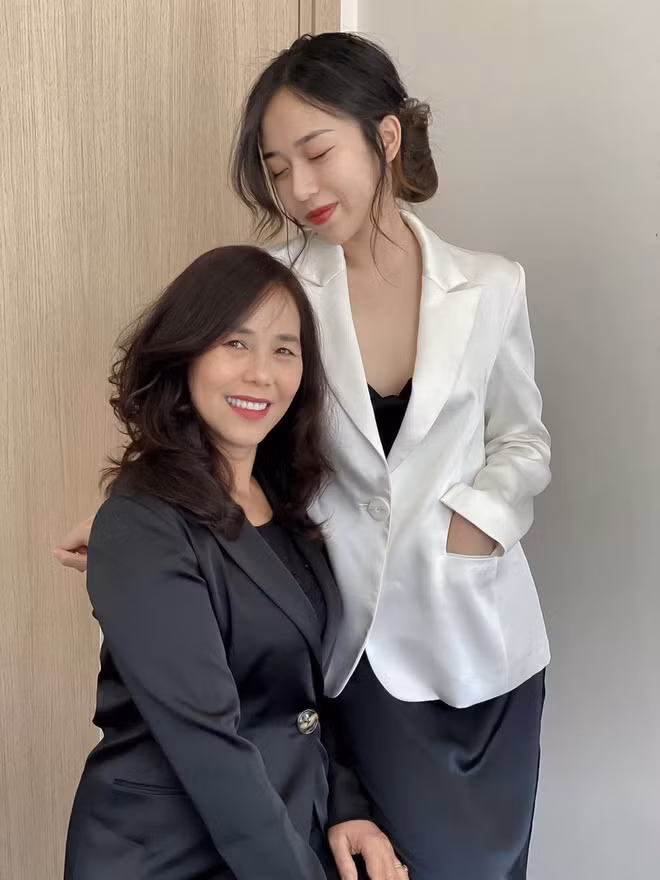 Sau khi dành nhiều lời khen ngợi cho bác gái, dân tình cũng không quên xuýt xoa trước vẻ ngoài cá tính và xinh đẹp của gái xinh RMIT này.