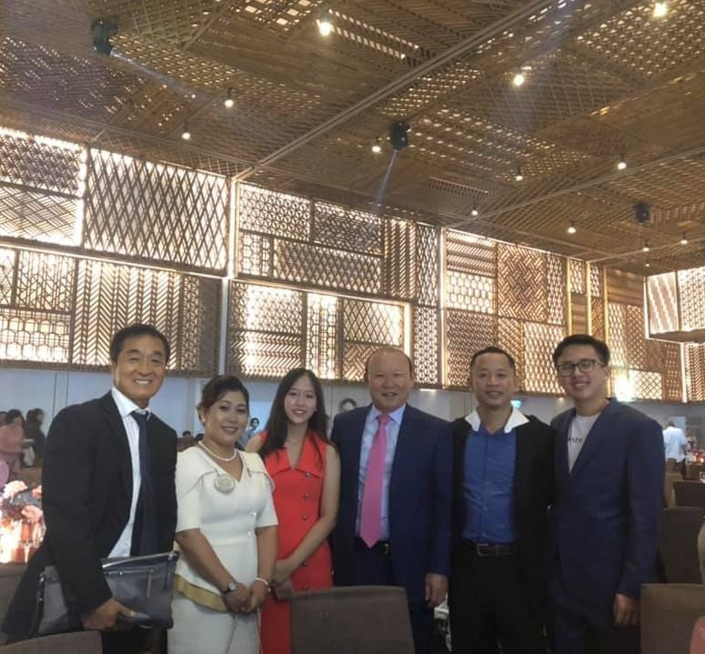 Ngoài ra, dàn khách mới trong đám cưới này cũng đáng chú ý khi hội tụ những tên tuổi nổi đình đám của làng bóng đá Việt. Đặc biệt, HLV Park Hang-seo và nhiều trợ lý đã đến dự đám cưới của Công Phượng ngay sau khi tạm dứt việc với U22 Việt Nam.