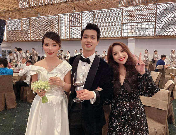 Để ngày trọng đại được ý nghĩa nhất, cô dâu chọn cho mình bộ váy trắng tinh khiết, được thiết kế thanh lịch, nhã nhặn. Lối trang điểm hiện đại, tóc búi gọn gàng khiến bà xã Công Phượng trông vừa rất Tây mà cũng rất dịu dàng.