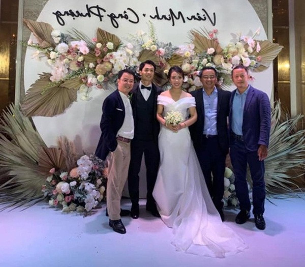 Cặp đôi nở nụ cười tươi trên môi và cùng nhận những lời chúc tốt đẹp từ bạn bè, người thân, các vị khách có mặt tại hôn trường.