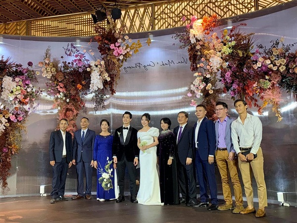 Khi tấm hình được chia sẻ trên mạng xã hội, đông đảo cư dân mạng đều gật gù ngợi khen nhan sắc trong trẻo và thanh lịch của vợ Công Phượng.