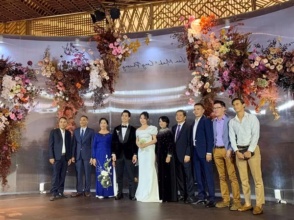 Khi tấm hình được chia sẻ trên mạng xã hội, đông đảo cư dân mạng đều gật gù ngợi khen nhan sắc trong trẻo và thanh lịch của vợ Công Phượng.