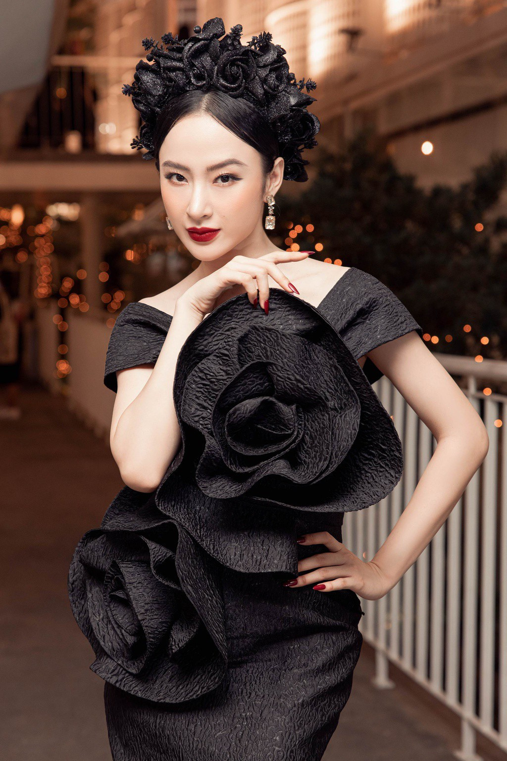 "Tâm sinh tướng" hay "ngày càng đẹp" là lời khen dân mạng dành cho Angela Phương Trinh. Nhiều bình luận cho rằng làn da nữ diễn viên ngày càng đẹp, bóng khỏe, ngoại hình cũng toát lên vẻ hiền lành, phúc hậu hơn giai đoạn còn năng nổ hoạt động trong showbiz.