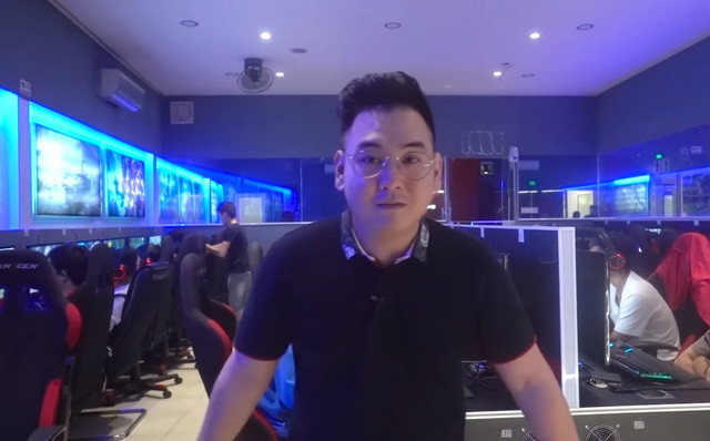 Trong một vlog mà streamer này đăng tải, anh cho biết sau khi về Việt Nam anh đã tốn vài năm làm ở cửa hàng bán xe Honda của gia đình. Tuy nhiên trong quãng thời gian làm việc ở đây, anh chàng cũng chẳng học hỏi được gì nhiều cho lắm.