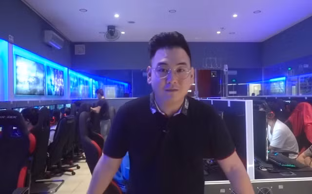 Trong một vlog mà streamer này đăng tải, anh cho biết sau khi về Việt Nam anh đã tốn vài năm làm ở cửa hàng bán xe Honda của gia đình. Tuy nhiên trong quãng thời gian làm việc ở đây, anh chàng cũng chẳng học hỏi được gì nhiều cho lắm.