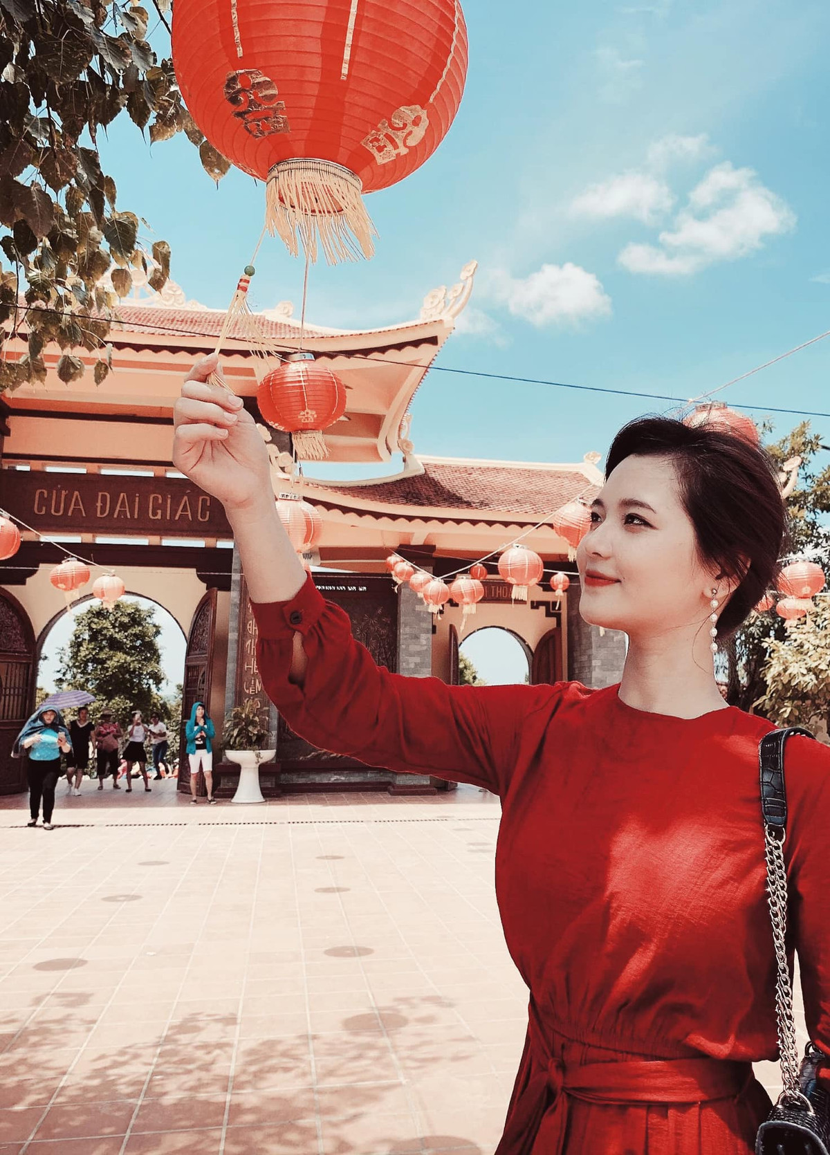 Cũng từ sau khi lập gia đình, cô nàng từ chối nhiều lời mời chụp ảnh, đóng quảng cáo, MV.