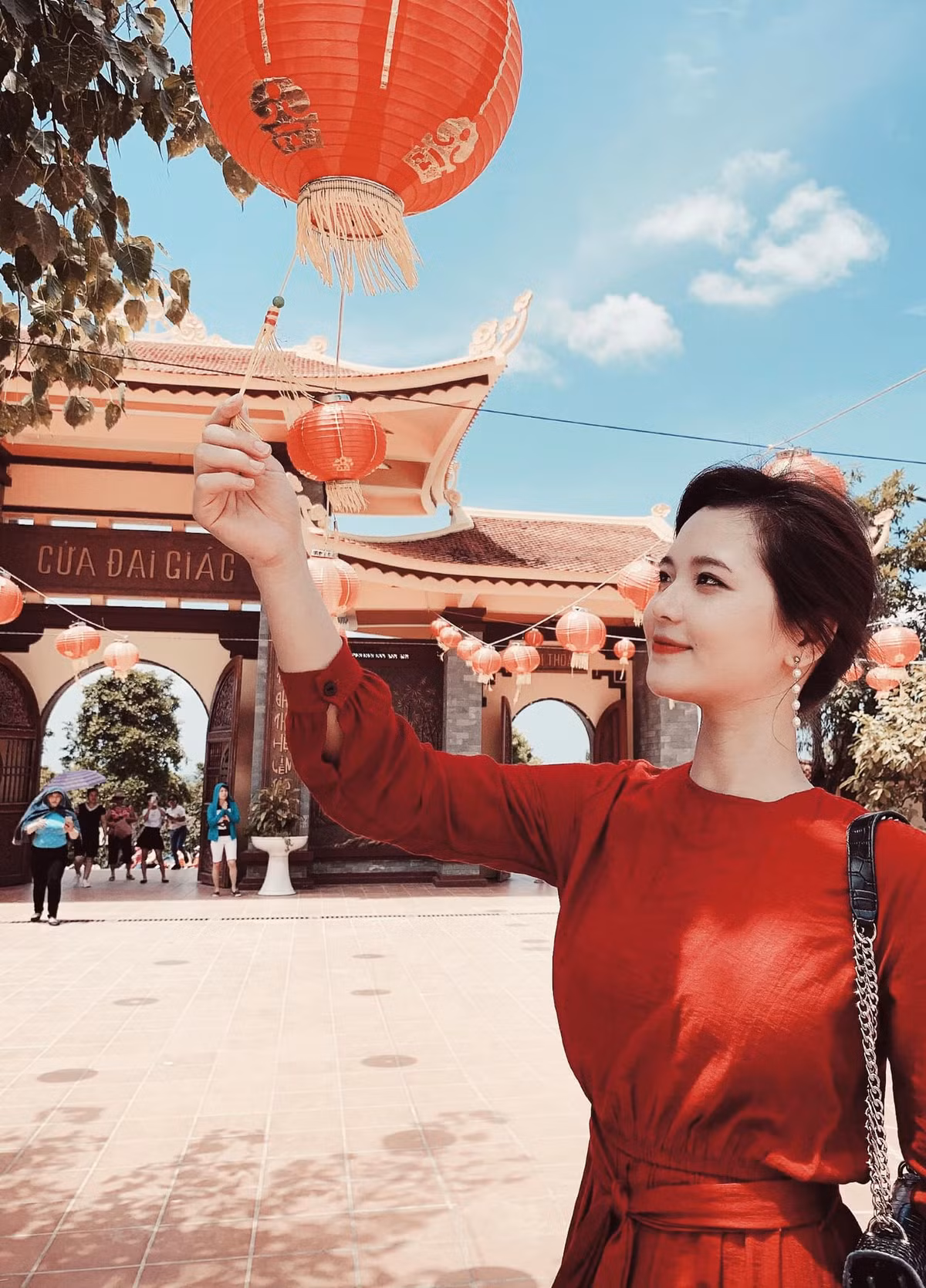 Cũng từ sau khi lập gia đình, cô nàng từ chối nhiều lời mời chụp ảnh, đóng quảng cáo, MV.