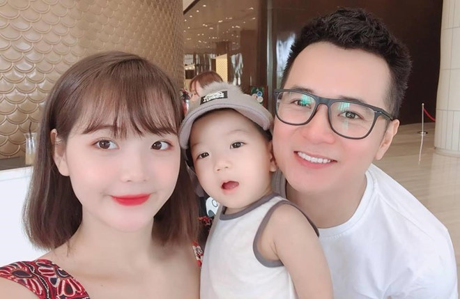 Vẻ đẹp trong sáng, nụ cười hiền hậu, đường nét hài hòa trên gương mặt của cô gái này khiến mọi người xuýt xoa, tấm tắc ngợi khen.