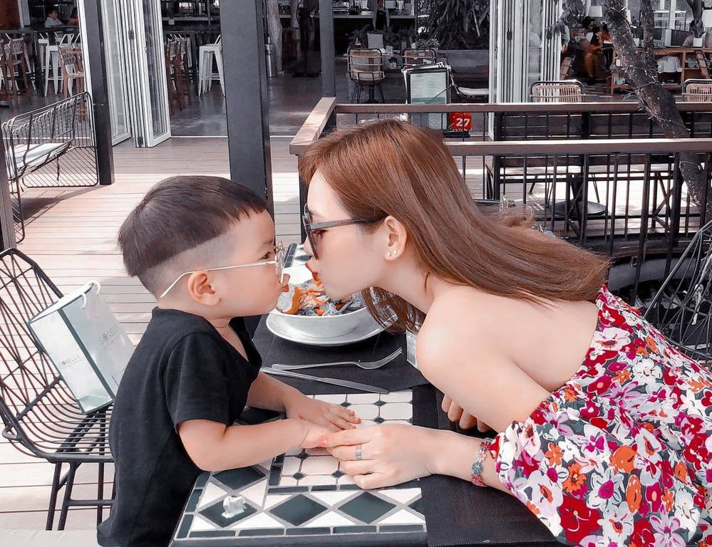 Sau nhiều năm, giờ đây Thu Hương đã có một gia đình nhỏ hạnh phúc cùng chồng và con.