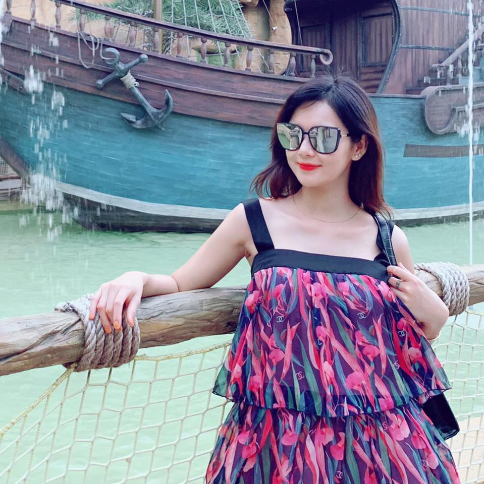 Dù chăm sóc con nhưng cô cũng luôn để ý đến bản thân.