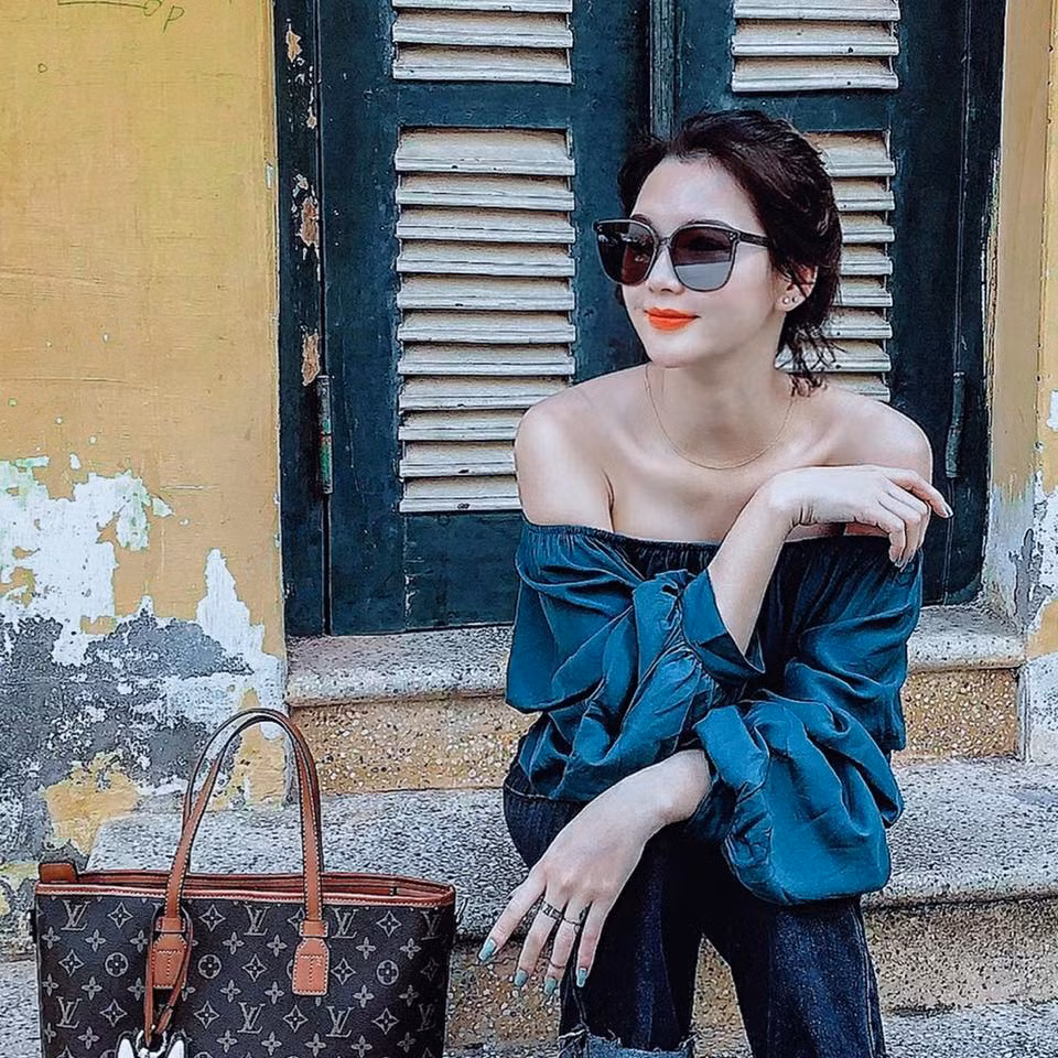 Qua những hình ảnh, có thể thấy Thu Hương lựa chọn trang phục trẻ trung, phù hợp chứ không vì đã làm mẹ mà ăn mặc xuề xoà, qua loa.