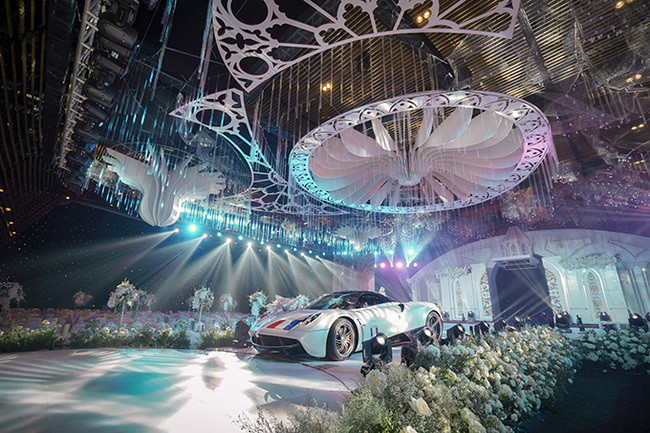 Cư dân mạng từng một phen sửng sốt trước hình ảnh cực xa hoa trong hôn lễ con gái đại gia Minh Nhựa tổ chức tại đây.