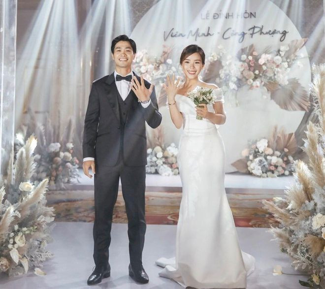 Theo đó, đám cưới Công Phượng sẽ được tổ chức tại 3 nơi, thay vì chỉ 2 địa điểm như trước đó từng thông báo. Tiệc nhà gái sẽ diễn ra vào ngày 16/11 tại Gem Center (TP HCM). Tiệc nhà trai sẽ được tổ chức tại Đô Lương, Nghệ An - quê của nam tiền đạo vào ngày 3/12.