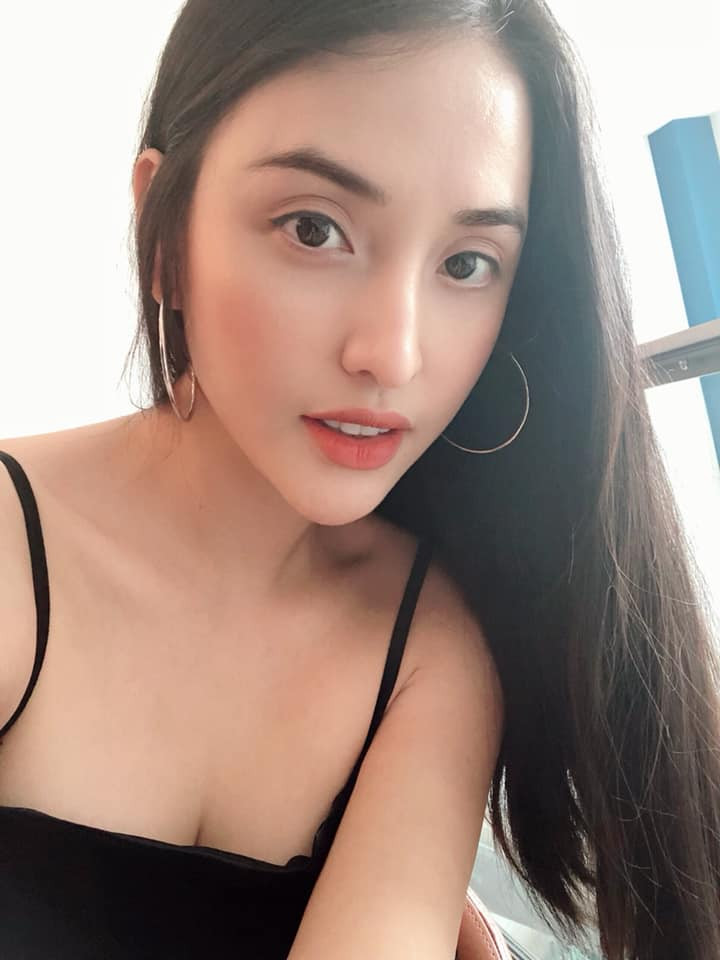 Trong khi Hari Won và Trấn Thành rất thoải mái công khai tình cảm, chia sẻ chuyện đời tư thì tình cũ Trấn Thành và ông xã kém 4 tuổi có cuộc sống bình yên, kín đáo ở nước ngoài.