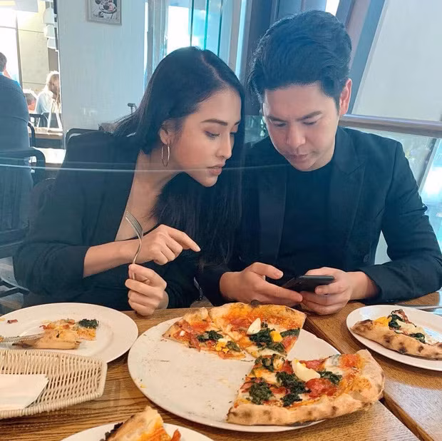 Ở Đức, Mai Hồ và gia đình sinh sống trong biệt thự sang chảnh và rộng rãi. Có cuộc sống viên mãn nên Mai Hồ được khen ngợi ngày càng nhuận sắc.