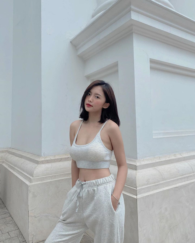 Cô sở hữu đôi mắt to, mũi cao, gương mặt trái xoan. Mỗi tấm hình 9x đăng tải nhận được rất nhiều sự quan tâm của mọi người.