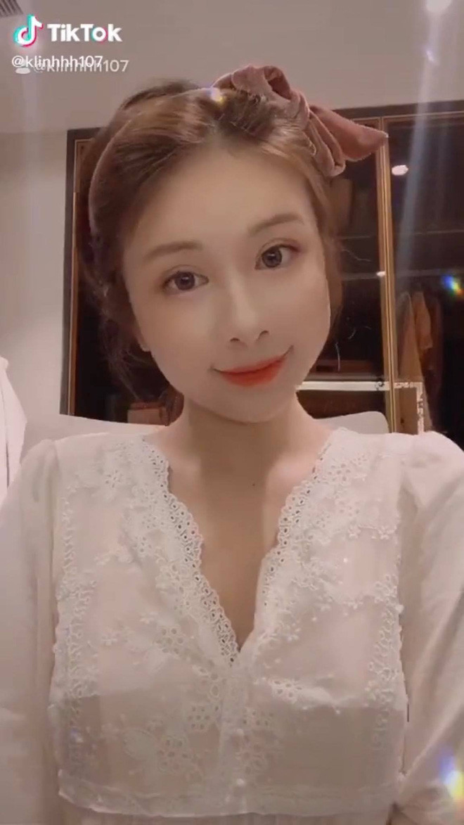 Khánh Linh sở hữu gương mặt trái xoan thanh tú, vẻ đẹp ngọt ngào đúng style tiểu thư nữ tính.