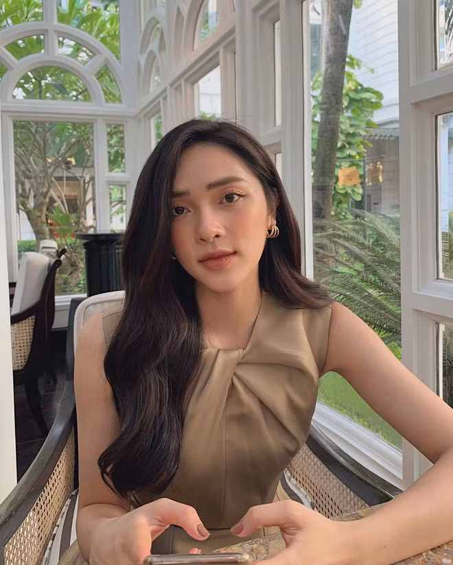 Người đẹp sinh năm 1998 Phạm Diệu Linh là người mẫu lookbook tại Hà Nội. Cô từng tham gia vào dàn hot girl cổ vũ World Cup 2018.