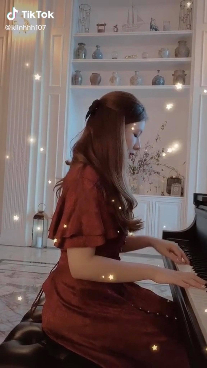 Dù chỉ đăng tải "sương sương" lên Tik Tok nhưng ai cũng dễ dàng nhận thấy nhan sắc của vị tiểu thư này xinh đẹp không khác gì bất kỳ hot girl nào.