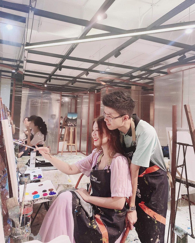 Nhan sắc của bạn gái mới thiếu gia Phan Hoàng chính là tâm điểm chú ý của cộng đồng mạng thời gian này. Được biết cô nàng có tên Khánh Linh - ái nữ của một gia đình kinh doanh BĐS có tiếng.