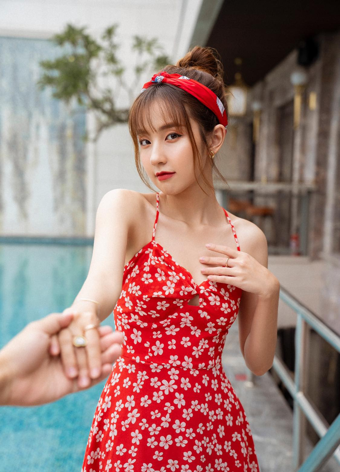 Sau khi tốt nghiệp, Khánh Hà làm người mẫu, diễn viên. Được biết hot girl dân tộc Mường còn kinh doanh thêm thời trang.