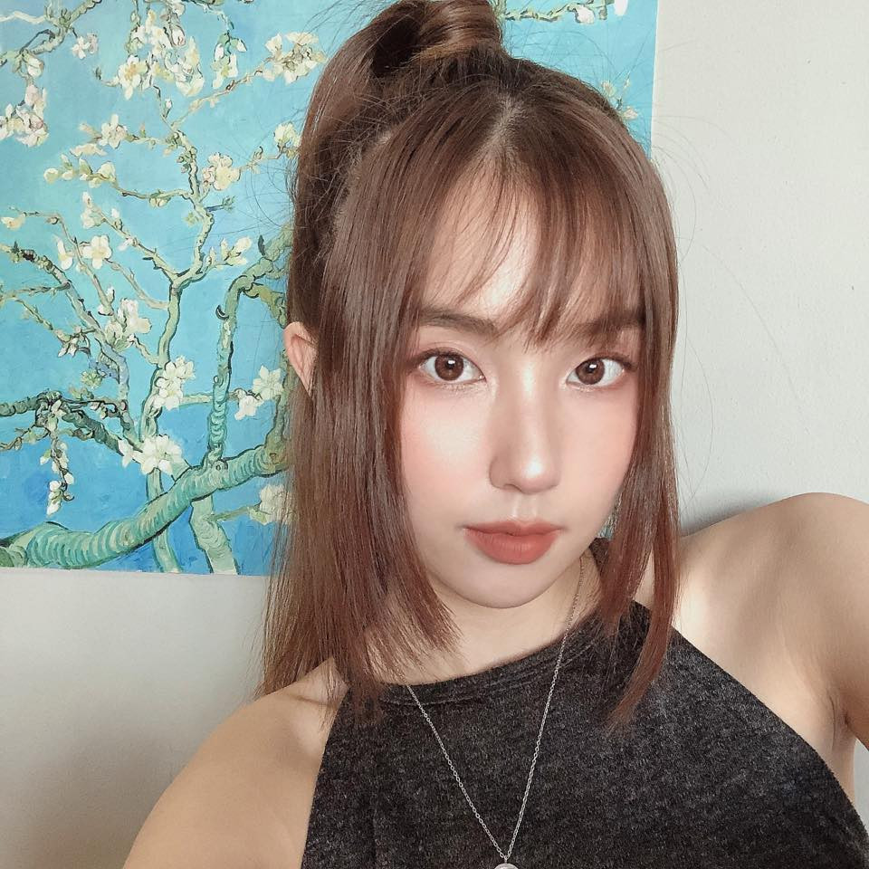 Phong cách thời trang của Hà cũng giống như nhiều cô gái Hàn Quốc, bởi vậy mà mỗi lần dạo phố Hà luôn gây được sự chú ý.