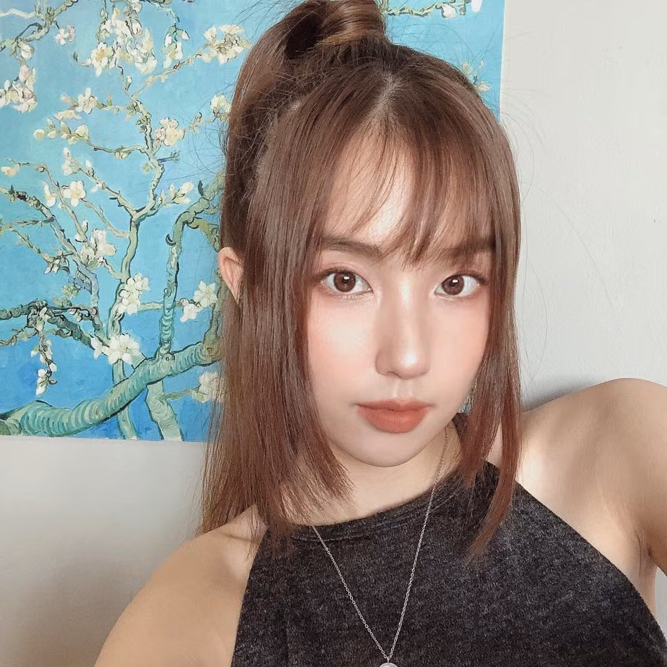 Phong cách thời trang của Hà cũng giống như nhiều cô gái Hàn Quốc, bởi vậy mà mỗi lần dạo phố Hà luôn gây được sự chú ý.