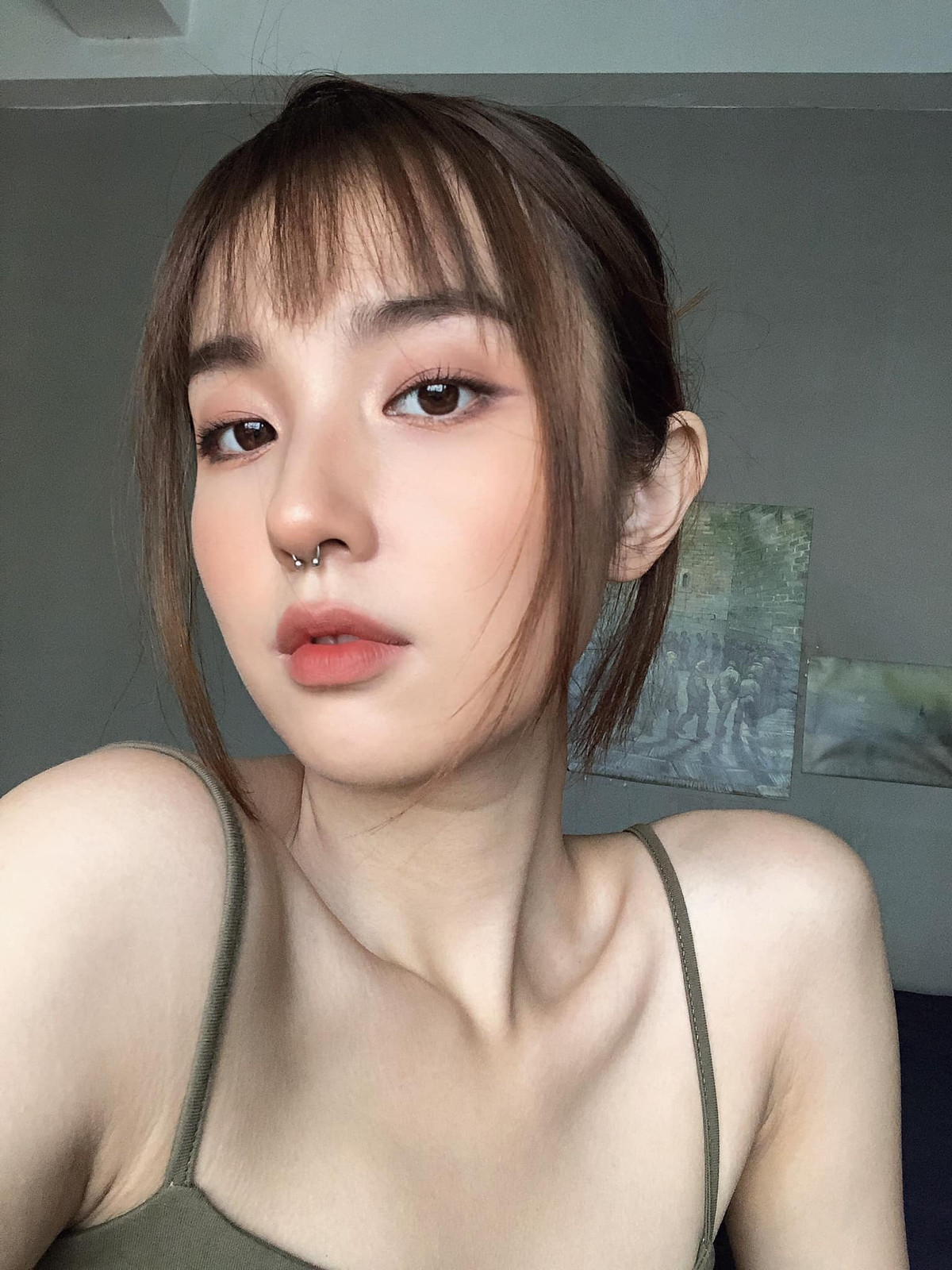 Gái xinh 9x này tốt nghiệp ngành Tài chính Ngân hàng, Đại học Ngoại thương (Hà Nội) tháng 9/2018. Khi còn đi học, Khánh Hà luôn được đánh giá thuộc danh sách những cô nàng xinh nhất trường.