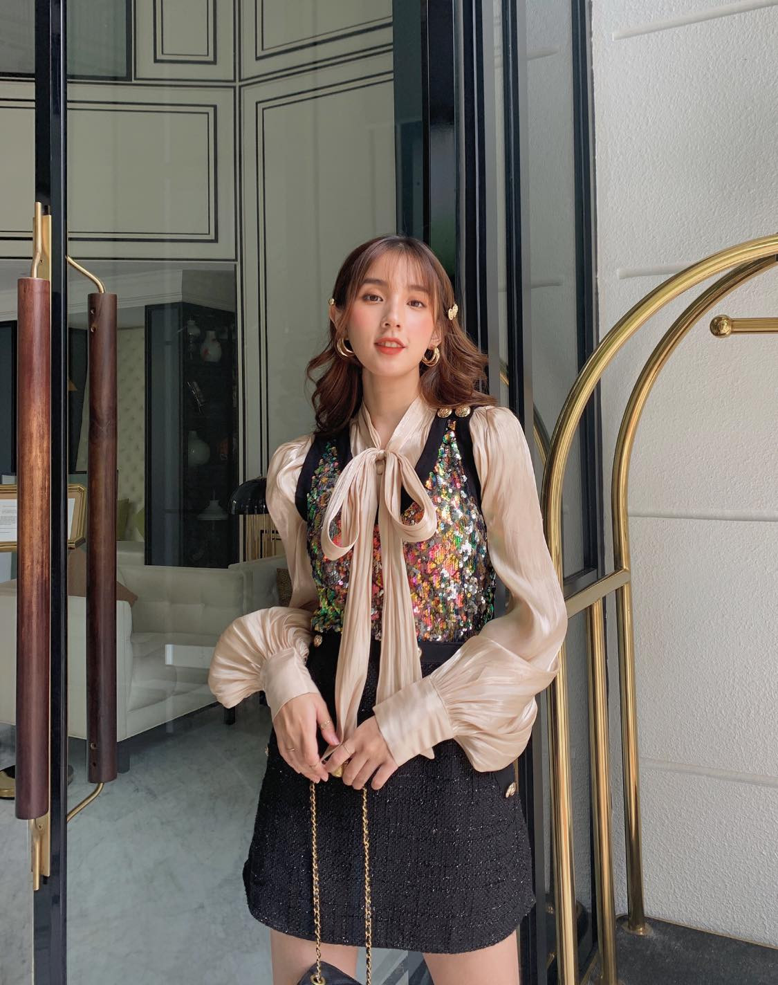 Cô là một diễn viên tự do và là mẫu ảnh thời trang khá đắt show tại Hà Nội.