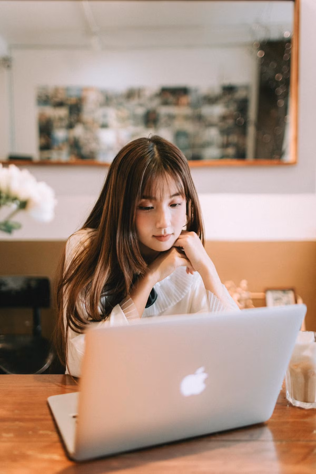 Khánh Hà từng tham gia đóng phim ngắn "Thanh xuân của tớ rực rỡ vì có cậu", nhận được nhiều phản hồi tích cực từ khán giả trẻ.