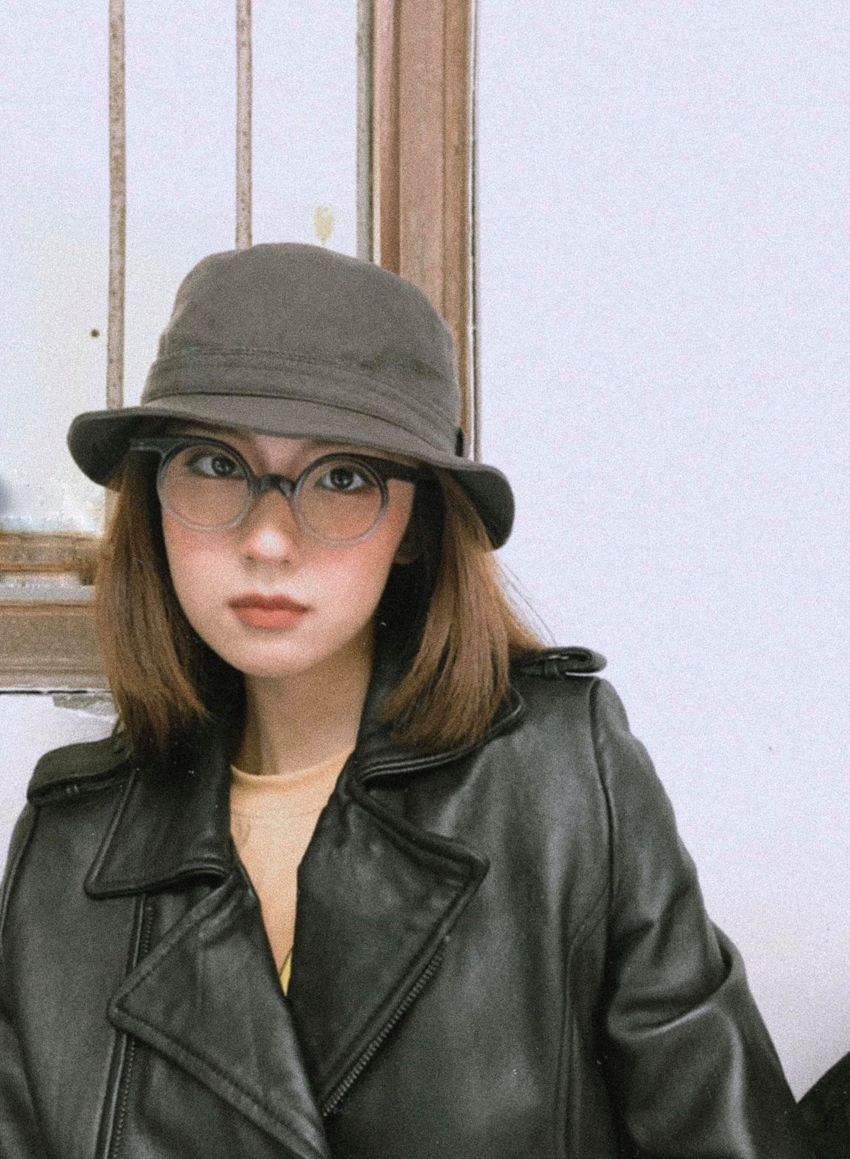 Dù ở góc mặt nghiêng hay chính diện, Khánh Hà đều khiến người đối diện phải trầm trồ vì nhan sắc cực giống “Thư kí Kim”, cả hai được ví như cặp đôi song sinh ngoài đời thực.