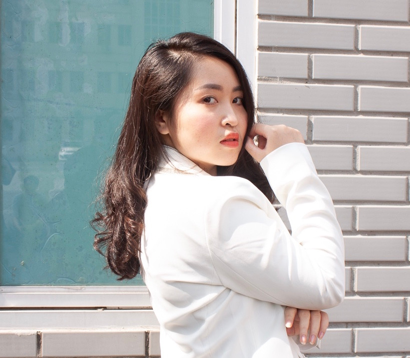 Nu giang vien tre truong Doan gay sot voi profile sieu “khung“