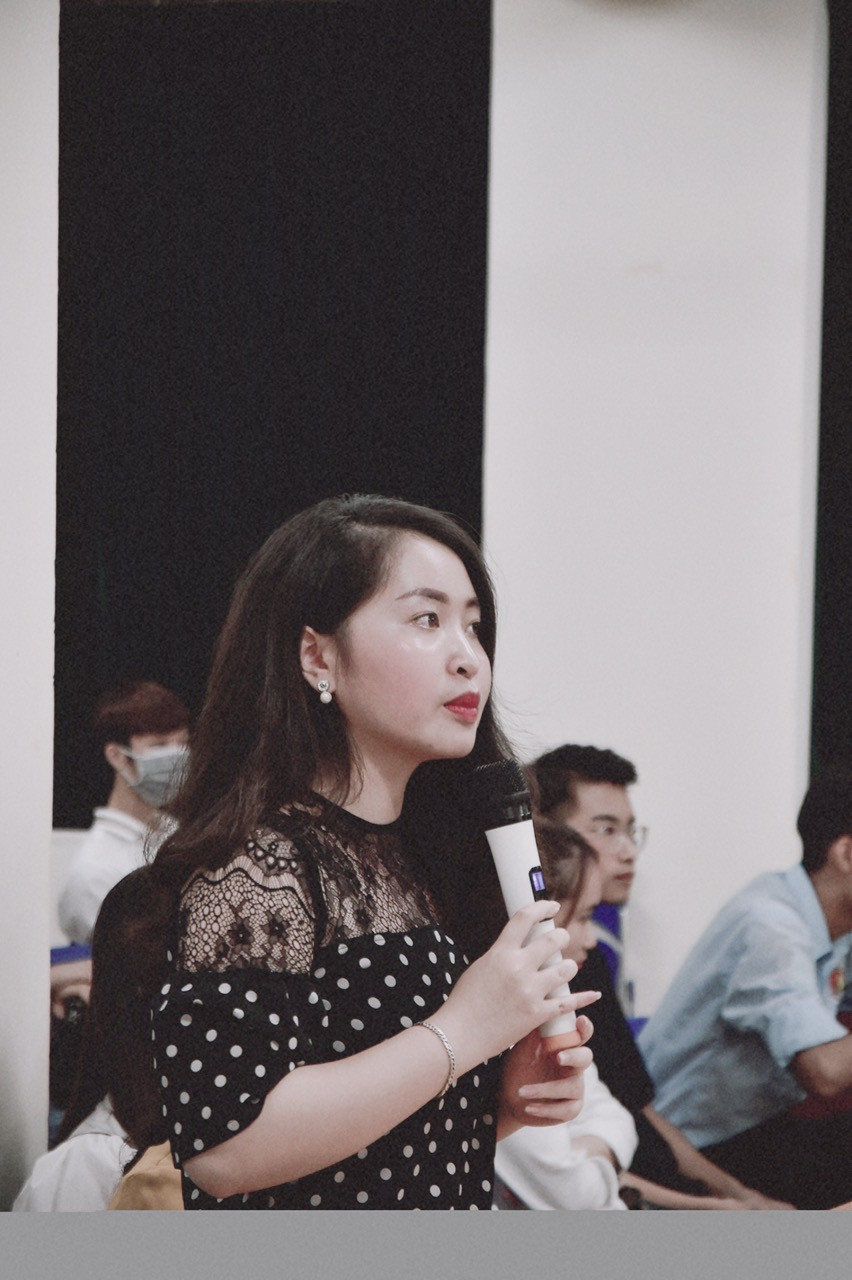 Với nhiều thành tích tốt khi theo học 4 năm tại Học viện Thanh thiếu niên Việt Nam, là sinh viên tốt nghiệp Á khoa nên sau khi ra trường Việt Chinh đã được giữ lại giảng dạy. Hiện tại, nữ giảng viên trẻ là Thạc sĩ Quản trị truyền thông.