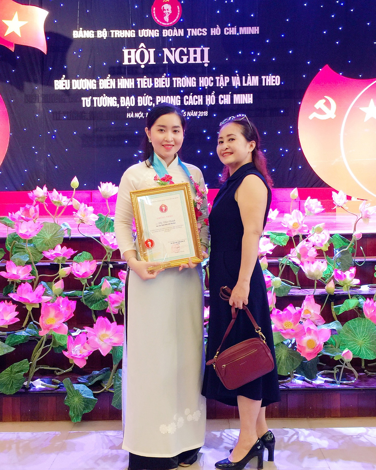 Không chỉ xinh đẹp, duyên dáng mà cô giáo Việt Chinh còn khiến nhiều người ngưỡng mộ bởi bảng thành tích "khủng" về tài hùng biện như: Quán quân cuộc thi hùng biện "Những cuốn sách đổi đời năm 2015", Á quân cuộc thi hùng biện "Người Hà Nội" năm 2018... và cô còn đạt danh hiệu Điển hình tiêu biểu trong học tập và làm theo tư tưởng, đạo đức, phong cách Hồ Chí Minh 2018.