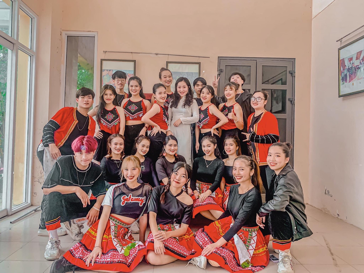 Được biết hiện tại Việt Chinh chưa có bạn trai, hình mẫu lý tưởng của nữ giảng viên là một người trưởng thành, có chí tiến thủ và đặc biệt là phải luôn hết lòng yêu thương cô.