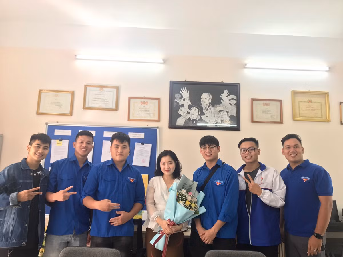 Xinh đẹp, năng động và rất gần gũi với học trò của mình, Việt Chinh luôn là hình mẫu lý tưởng để các bạn sinh viên học tập và noi theo.