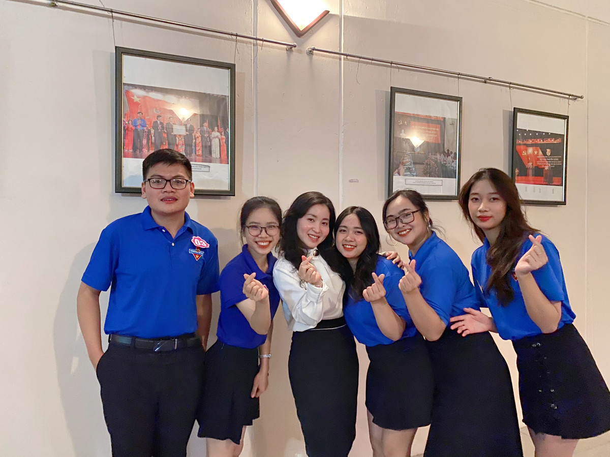 Từ khi công tác tại trường đến nay đã được 2 năm, ngoài những khó khăn ban đầu khi đứng trên giảng đường, cô giáo Việt Chinh còn nhận được sự giúp đỡ tận tình của những "cây đa cây đề" đi trước nên việc dạy học cũng bớt áp lực đi phần nào. Cô nhớ nhất ngày đầu tiên đứng trên bục giảng có rất nhiều bỡ ngỡ, hồi hộp và cả lo lắng. Tuy nhiên nhờ sự động viên, sự yêu thương của các cô cậu học trò đã trở thành động lực cho cô cố gắng mỗi ngày.