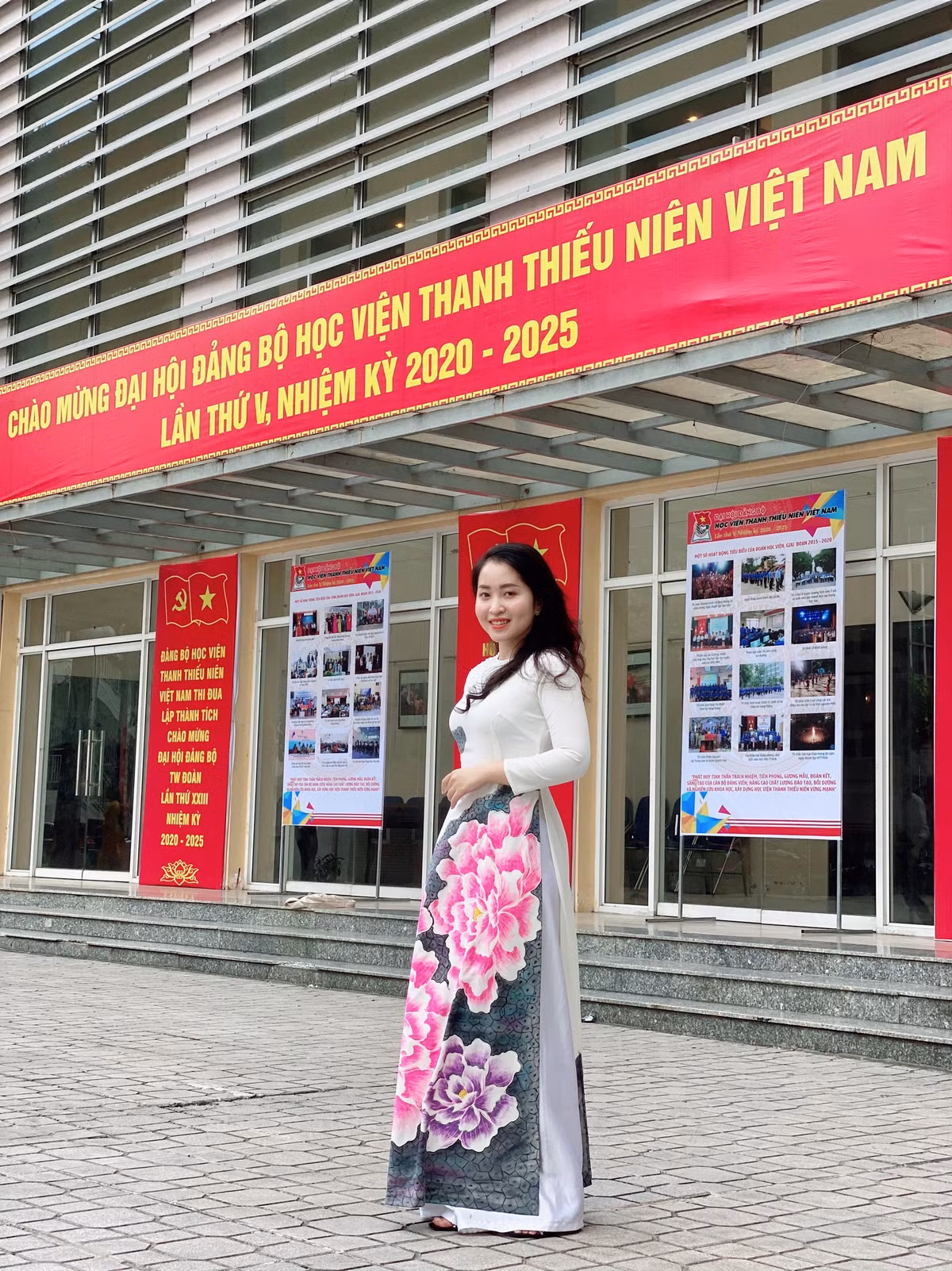 Ngoài công việc giảng dạy tại trường, cô giáo Việt Chinh còn có nghề tay trái khác là một huấn luyện viên thể dục thể thao.