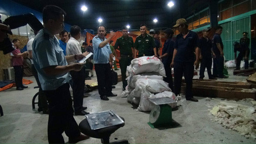 Phat hien 2 container nghi chua nga voi tu chau Phi ve VN-Hinh-2