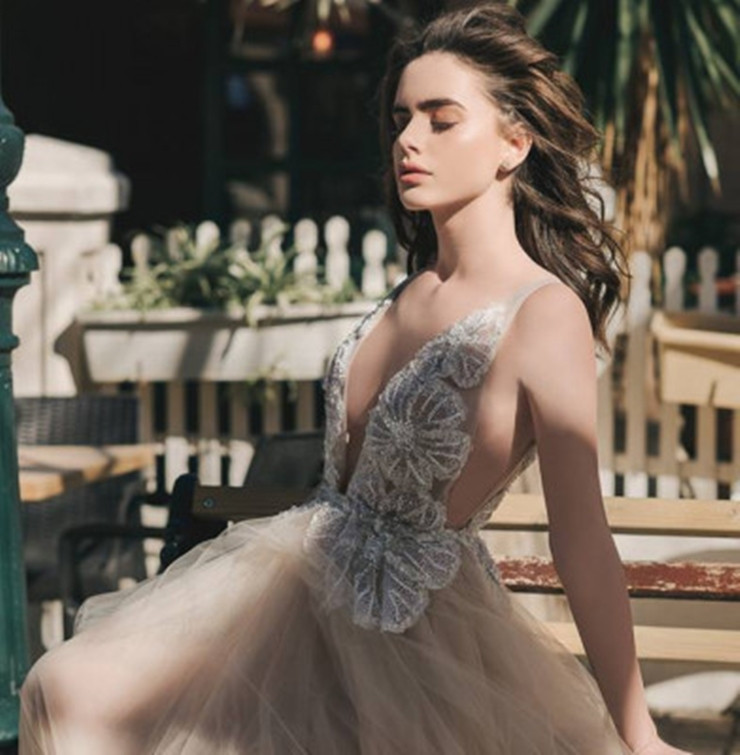 Là người Do Thái, việc phát triển sự nghiệp người mẫu của cô gặp phải những khó khăn.