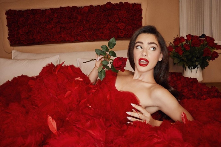 Chiều cao 1m75 là lợi thế giúp Yael Shelbia nổi bật trên sàn diễn. Bên cạnh đó, cô còn được khen ngợi cho nhan sắc.