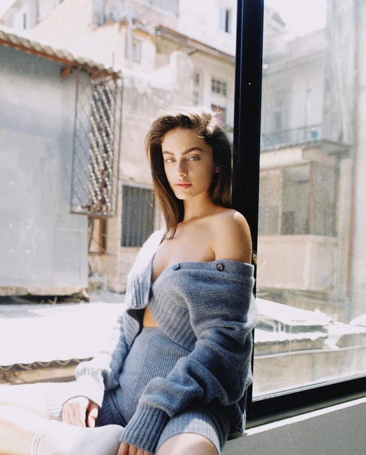 Cơ hội làm người mẫu đến với cô năm 16 tuổi, khi những bức ảnh được cô đăng tải trên Istagram cá nhân nhận được sự chú ý của các nhiếp ảnh gia.