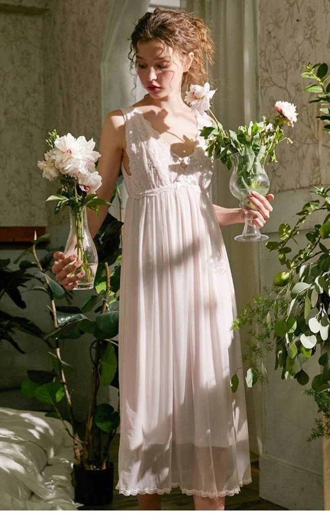 Sau đó, nó được sử dụng để làm nên những chi tiết điểm xuyết trên đầm.